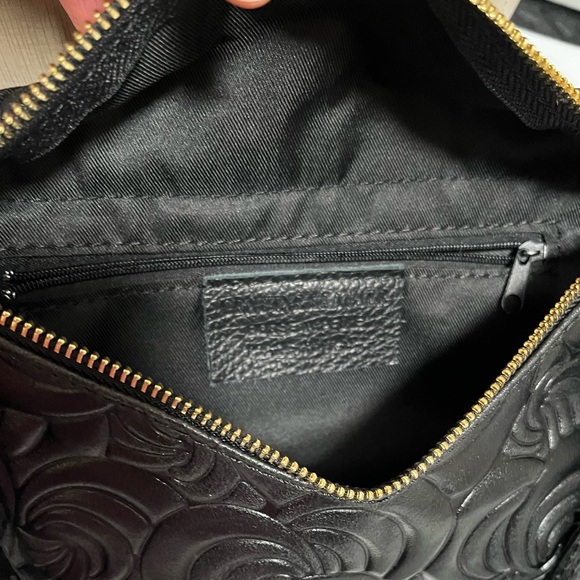 Elegant Black Crossbody Bag - Picture 7 of 9